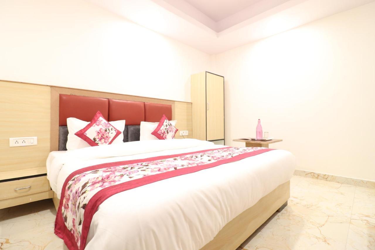 Hotel Hari International - Noida Sector 11 Buitenkant foto